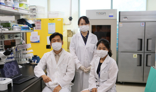 유수성 한의학연(왼쪽) 박사 연구팀이 여성 질환에 쓰이는 한약 처방 '사물탕'이 난임 개선에 효능이 있다는 사실을 동물실험을 통해 규명했다.  한의학연 제공